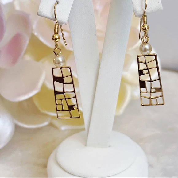 Gold Tone Asymmetrical Cutout Faux Pearl Dangle Earrings Elegant - Picture 7 of 11